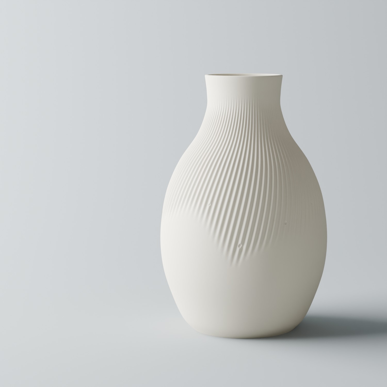 Vase Ame in Kinari vor hellgrauem Hintergrund