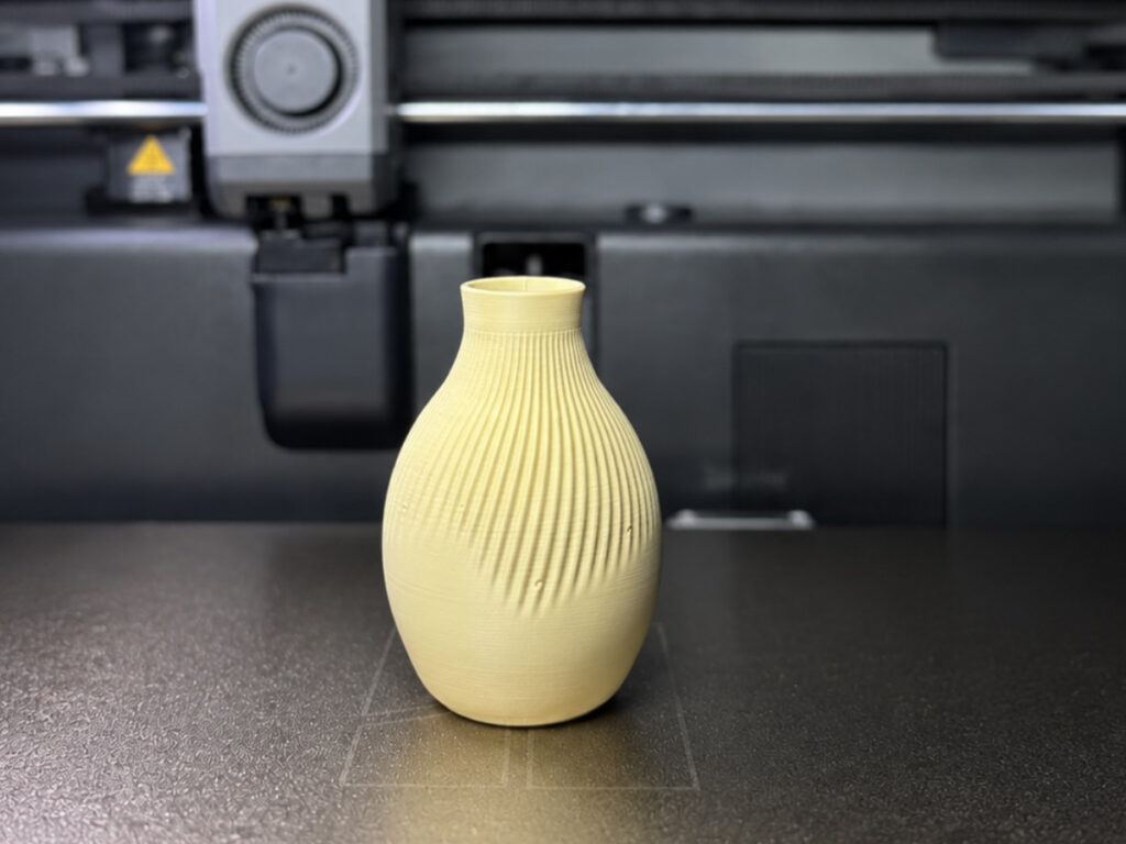 Eine frisch gedruckte Vase Ame im 3D-Drucker