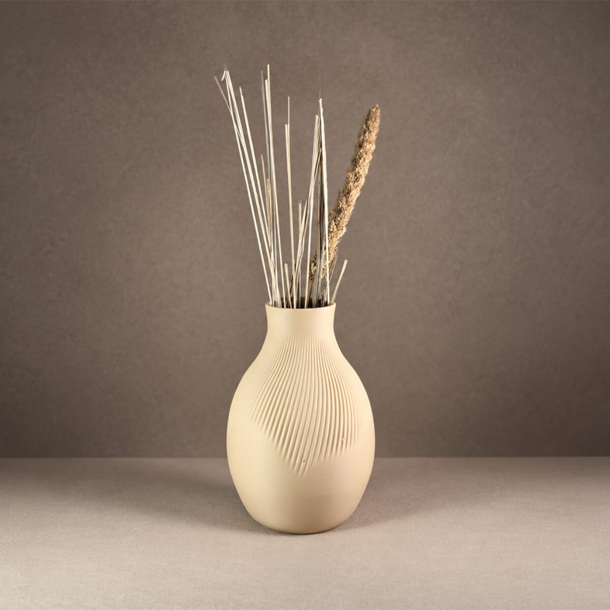 Vase Ame in Suna mit Trockengräsern