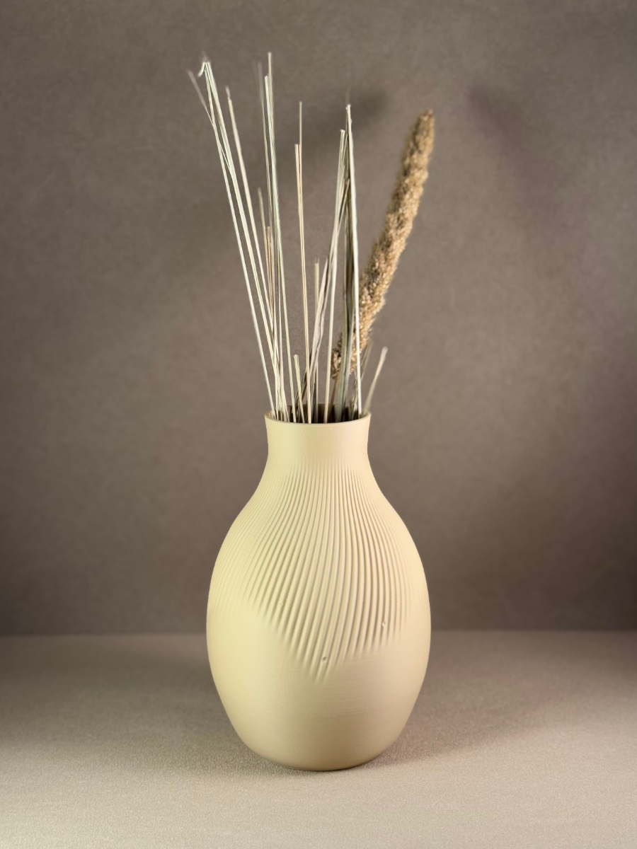 Vase Ame in Suna mit Trockengräsern vor grauem Hintergrund