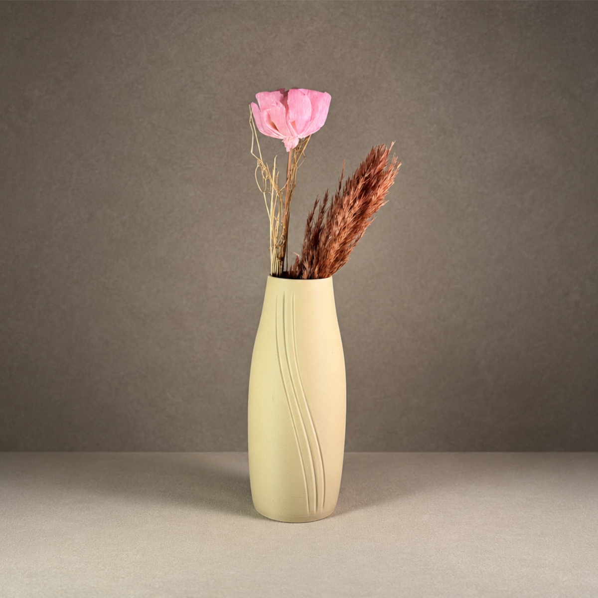 Vase Kawa in Suna mit einer rosa Trockenblume und Pampasgras