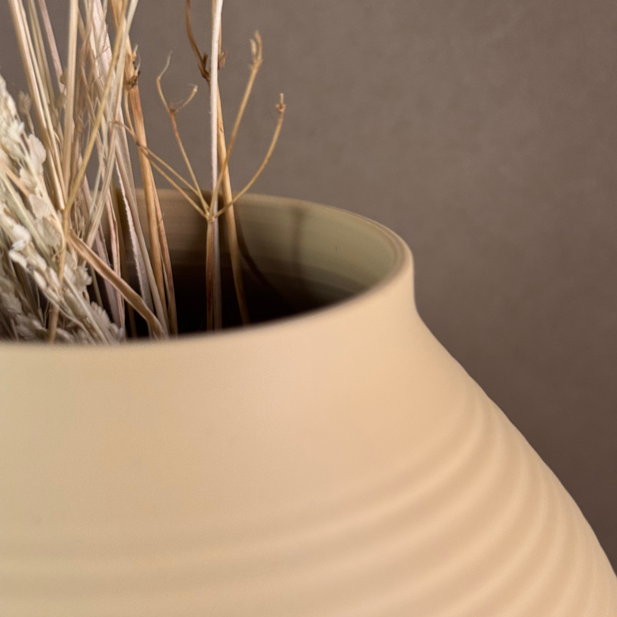 Nahaufnahme der Ringe der Vase Tsuki mit Trockengräsern
