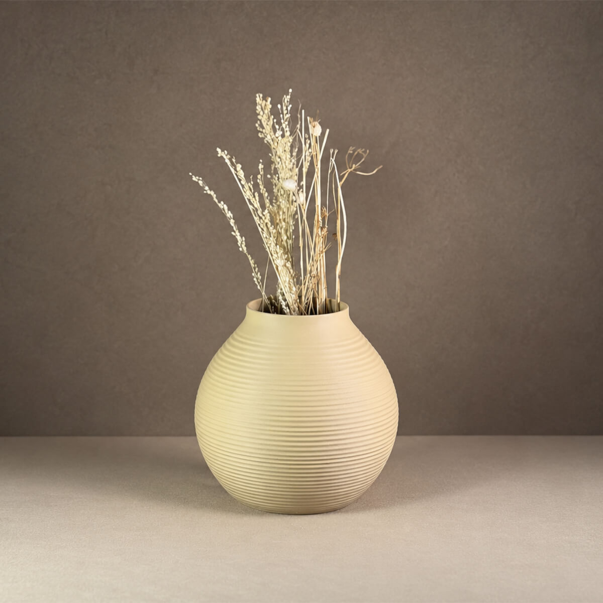 Vase Tsuki in Suna mit hellen Trockenblumen